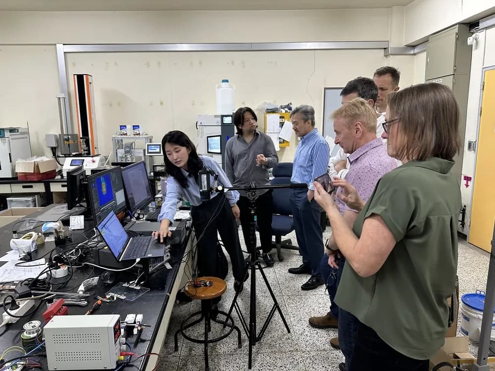 Researcher demonstrating a CNT sensing system to visitors in the LAB INNOVATEUS lab