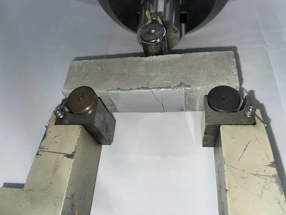 Four-point bending test on a concrete specimen